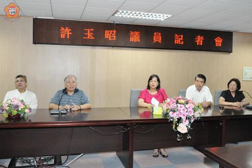 天秤颱風重創蘭嶼,全島如同廢墟,金門縣議會議長王再生與議員許玉昭等多位議員共同發起賑助蘭嶼災後重建捐款活動,獲得縣府與金酒公司的支持。(莊煥寧攝)