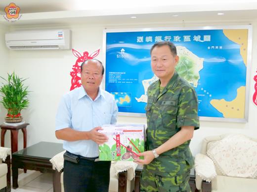 烈嶼鄉長洪成發致贈李翔宙烈嶼芋頭,希望軍方多多推銷當地特產。
(烈嶼鄉公所提供)