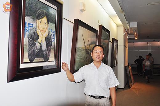 縣籍藝術家楊佳廣,利用蛋彩技法,生動描繪故鄉金門之美。(許峻魁攝)