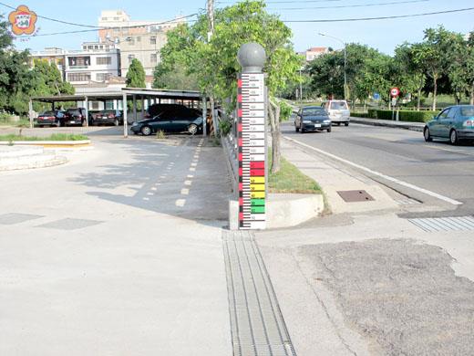 縣府於各易淹水區設置水尺設施,駕駛人行車及居民可簡易看出淹水高度,俾利疏散撤離。(圖由工務局提供)