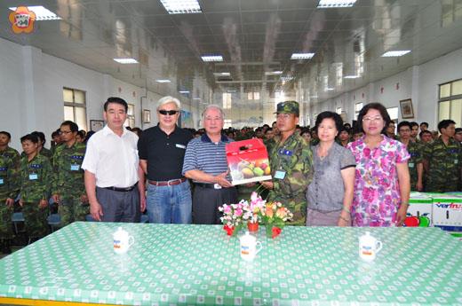 金門縣議會昨由議長王再生(左三)領軍,前往太湖營區慰問教召人員。(許峻魁攝)