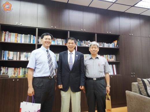 金大校長李金振(中)和該校聘任的法律顧問李志澄(右)、黃怡騰兩位律師合影。(許加泰攝)