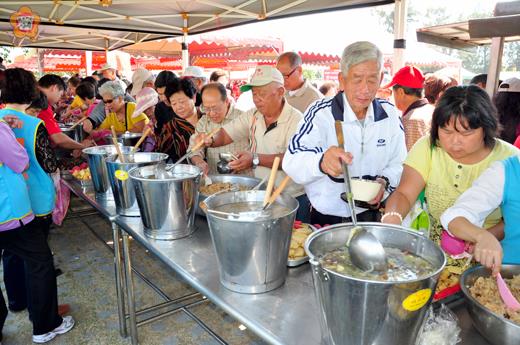 芋頭季系列活動「芋品宴」,邀請民眾共同品嘗美味芋頭。(許峻魁攝)