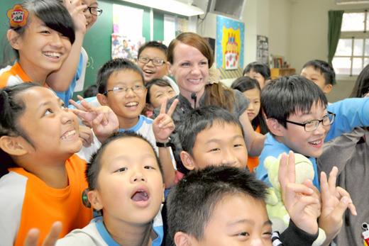 英語史懷哲鄭梅琪(Megan Kathleen Jefferies)在中正國小擔任英語教師,學生在上課前或下課後都會圍著她交談。(莊煥寧攝)