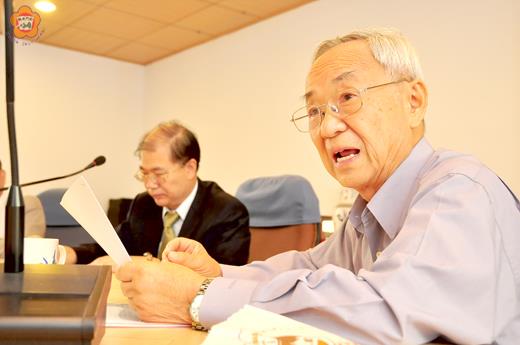 國內環境工程及水資源專家歐陽嶠暉(右)昨拜會縣長李沃士(左),暢談污水回收理念,母親河浯江溪有望復流。(董森堡攝)