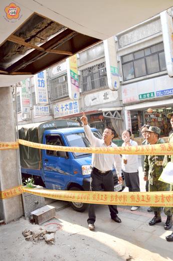 已歇業的「國防部合約商店」是一處危樓,昨天又有磚石崩落。(張建騰攝)