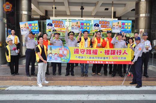   金城分局昨於金城車站進行路權宣導。（許峻魁攝）