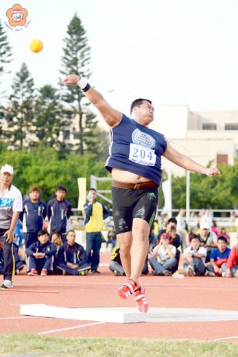 全國鉛球擲遠紀錄保持人張銘煌威力十足
董森堡/圖文