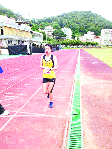 離島運半馬女子組第一名曾怡靜。（教育處提供）