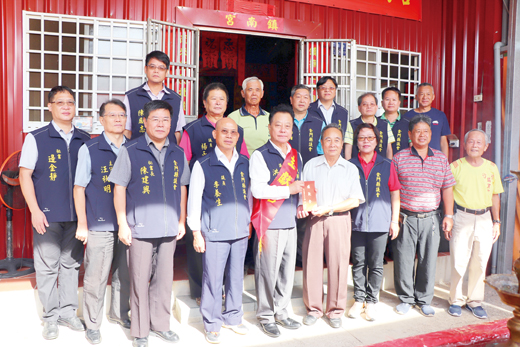 金門縣議會議長洪允典偕同議員昨前往金寧鄉后沙鎮南宮、金城鎮金門城張公宮參拜並致贈爐敬金祝賀祈福。（議會提供）