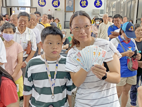 今年七月中,金門縣政府一連兩梯次獨步全國發送「1+1振興券」,在14萬設籍人口中,發放率近9成,只有近1成民眾未領券。(翁維智攝)