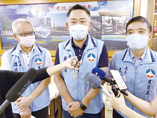 縣長楊鎮浯昨日宣布,將加碼把剩餘券直接發送「金門學子」及「弱勢鄉親」。(翁維智攝)