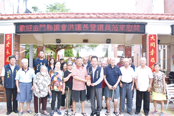 秋節將屆，金門縣議會議長洪允典偕同議員與議會主管展開秋節慰問活動及賀節。（李金鎗攝）