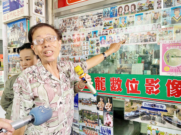 金龍攝影社老闆李國明訴說當年阿兵哥來店拍照的趣事。(陳冠霖攝)