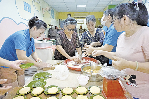 新竹市金門同鄉會熱鬧舉辦做紅龜粿等中秋節聯誼活動。（陳永富攝）