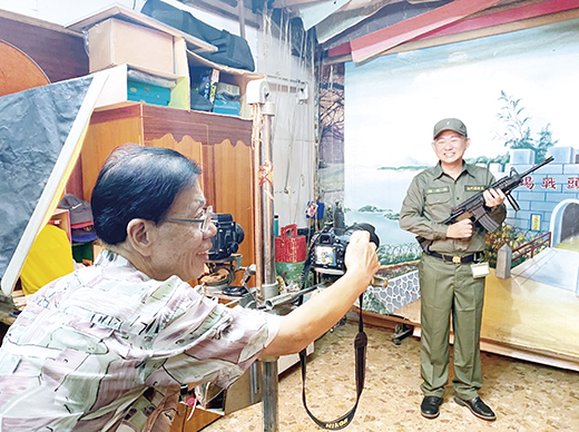 「2020金門老兵召集令」活動開跑，縣長楊鎮浯換上草綠服軍裝，模擬當年阿兵哥必拍的紀念照，熱情邀請老兵回娘家。（陳冠霖攝）