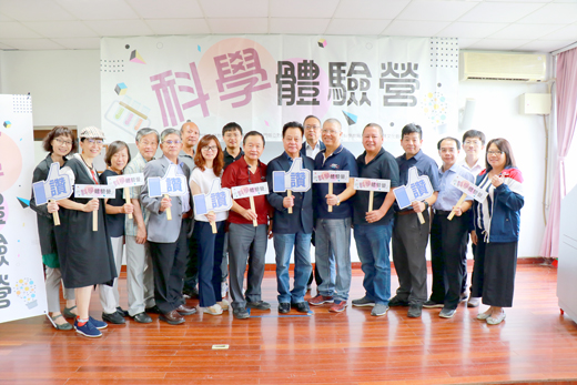烈嶼學區舉行科學體驗營,議長洪允典、議員王秀玉、洪鴻斌及遠哲教育基金會董事曾憲政等人參與國中場結業式。(許加泰攝)