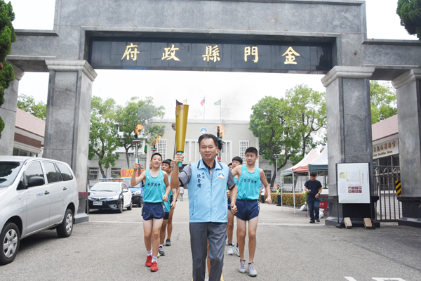 參議陳金增領跑,地區聖火隊展開大金門各鄉鎮的傳遞行程。(翁維智攝)
