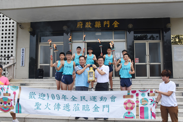 陳金增從花蓮新城鄉北埔國小校長丁嘉琦手中接下聖火燈,除了和平的傳遞,也象徵愛、光明與希望。(翁維智攝)