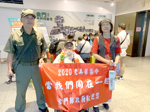 44年在金當兵的吳伯伯,退伍後第一次由女兒陪同返金,相當激動且熱淚盈眶。(觀光處提供)