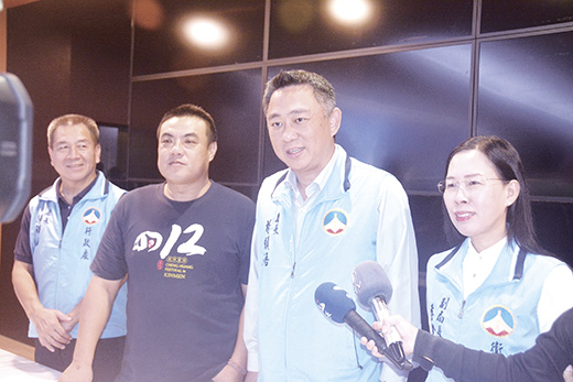 縣長楊鎮浯(右二)說明縣府與衛福部金門醫院合力建構「老人整合門診」服務,讓長輩透過單一門診解決醫療問題。
(許加泰攝)