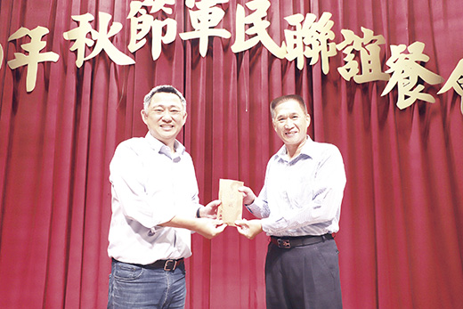 金門縣長楊鎮浯在秋節軍民聯誼餐會致贈秋節勞軍加菜金。(縣府提供)