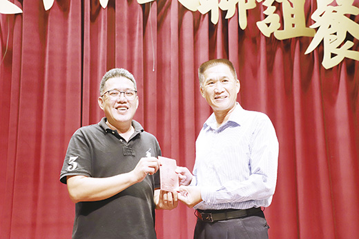 金門縣議會副議長周子傑向官兵賀節。(縣府提供)