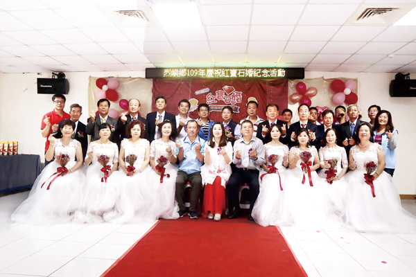 烈嶼鄉公所昨晚舉行40週年紅寶石婚紀念表揚活動,鄉長洪若珊、鄉代會主席方駿洋和各界表達祝福,並與八對夫婦合影。(許加泰攝)