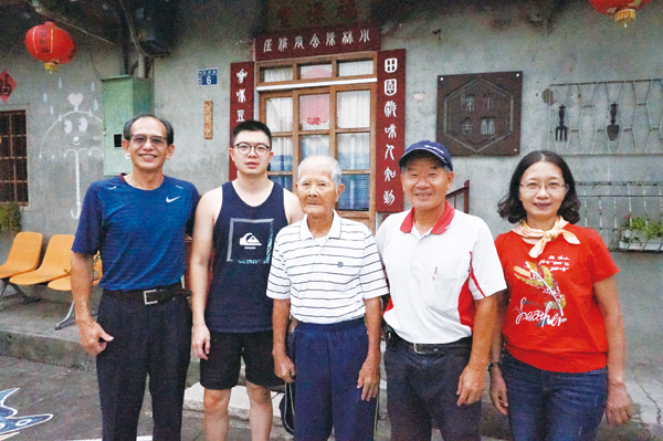 陳為祥與岳家人合影。（陳永富攝）