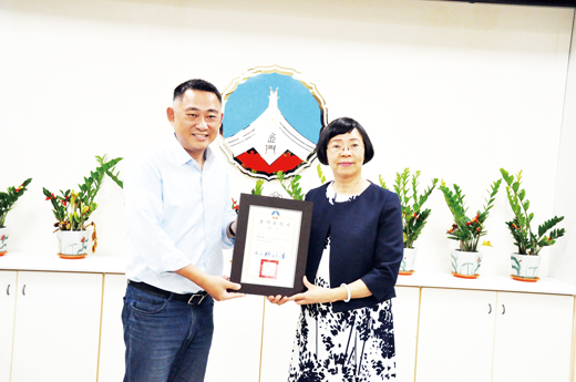 金門縣長楊鎮浯昨頒發金門縣公共圖書館發展委員會委員聘書及主持第一次公共圖書館發展委員會政策會議情形。
（楊水詠攝）