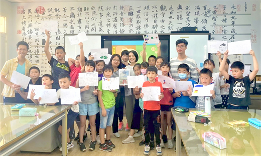 藝術家成若涵與小朋友共同畫作。(楊水詠攝)