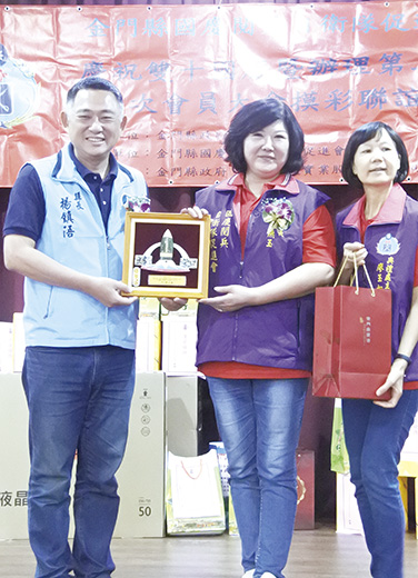 縣長楊鎮浯到場頒獎表揚歷任大隊長及中隊長，圖為女中隊長（理事長）洪燕玉領獎情形。
（陳麗妤攝）