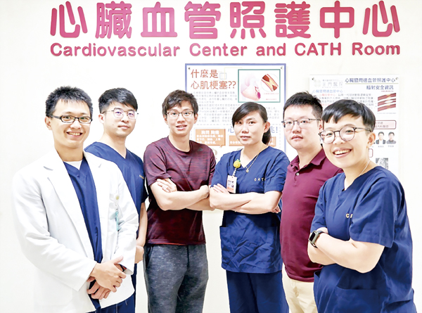 金門醫院心導管團隊,右至左:護理師孫上閔、心外醫師陳柏菘、護理師黃鈺涵、心內醫師黃晨祐、放射師林宏銘、放射師黃智謙。(金門醫院提供)