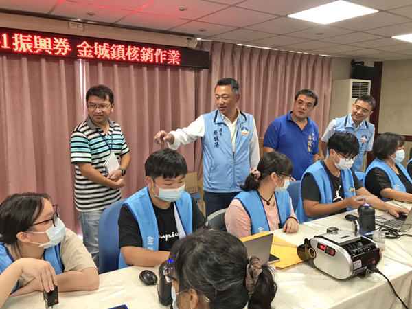 金門1+1振興券開放核銷近二個月,已受理672家業者申請,核銷金額逾4億元,圖為縣長楊鎮浯到各鄉鎮核銷據點關心核銷作業情形。(縣府提供)
