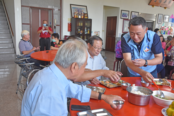 縣長楊鎮浯與前水頭社區照顧關懷據點的老人共餐。（詹宗翰攝）
