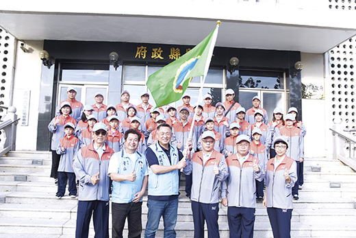 109年全民運動會17日起至22日將在花蓮登場，縣長楊鎮浯昨親自為金門代表隊授旗，並鼓勵選手抱持平常心，將自己最好的一面呈現，為金門爭取好成績。（翁維智攝）
