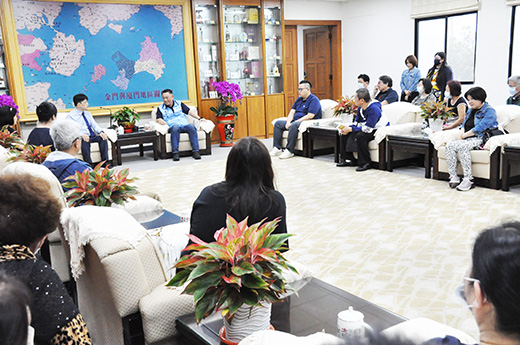 金門縣長楊鎮浯今天接見來訪的台北市旅館商業同業公會理事長韋建華一行及合影。(楊水詠攝)