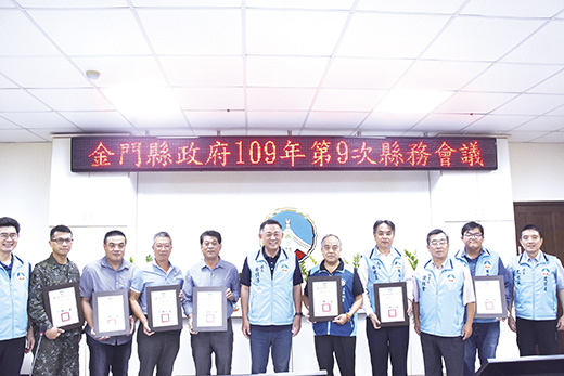 縣長楊鎮浯頒發協助金門縣處理牛結節疹疫情相關單位感謝狀。（翁維智攝）