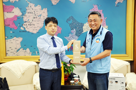 台北市旅館商業同業公會理事長韋建華（左）致送縣長楊鎮浯（右）葛瑪蘭酒，代表台北跟金門合作長長久久。（楊水詠攝）