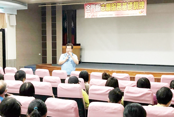 縣府社會處長董燊主持志願服務基礎及特殊教育訓練,期盼有更多鄉親投入志願服務行列。(縣府社會處提供)