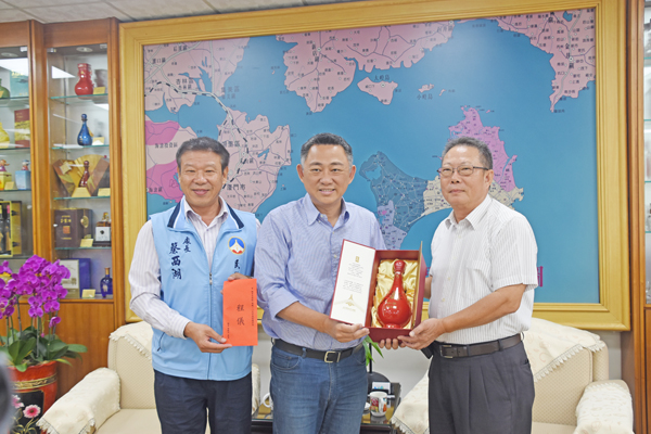 金沙鎮官嶼里里長楊恭勤(右),膺選全國特優村里長。(翁維智攝)