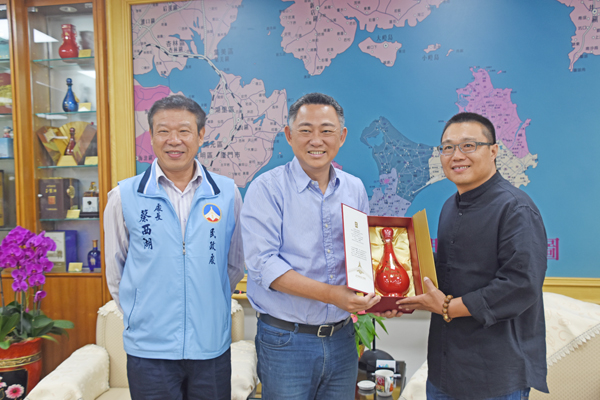 民政處科長蔡建鑄(右)膺選民政防疫有功人員,他也是全臺唯一提供個人手機號碼,24小時全天候待命,不分假日,不分晝夜,全心投入居家檢疫關懷服務的民政幹部。(翁維智攝)