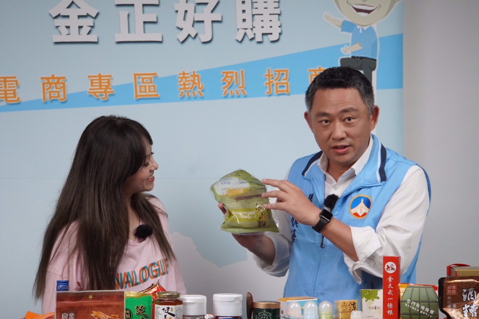 縣長楊鎮浯在「金正好購」電商專區協助促銷在地特產。（縣府建設處提供）