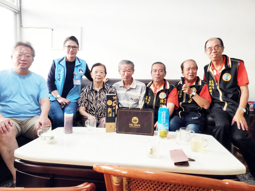 重陽節前夕，高雄市金門同鄉會理事長陳德順率員探慰旅居高雄的3位鄉賢耆老，圖為探訪許湧泉情形。（高雄市金門同鄉會提供）