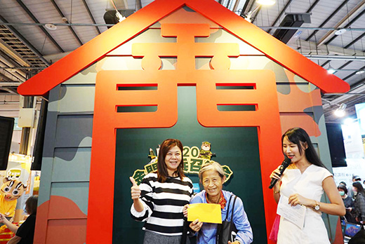 金門館熱鬧開幕,送出金門來回機票一張,由台中謝女士獲得,她很開心的表示要和兒子一起來金門玩。(縣府觀光處提供)