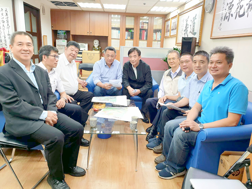 縣長楊鎮浯(左四)與相關業管單位主管拜會中華郵政董事長吳宏謀(左五)。(許峻魁攝)