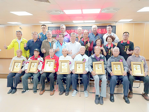 金沙鎮長吳有家和受獎長者合影。(許加泰攝)