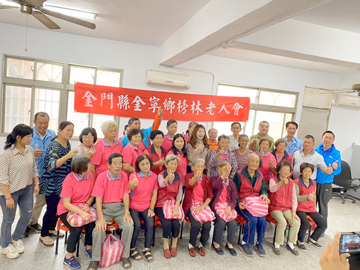 金寧鄉榜林老人會舉行「九九重陽敬老活動」,縣長夫人張婭玲到場與長輩們同樂。(李金鎗攝)