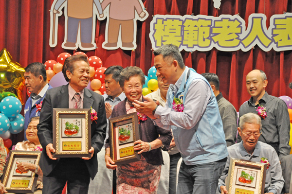 金門縣長楊鎮浯今天頒獎表揚全縣十四位模範老人及獻上最誠摯的祝福。(楊水詠攝)