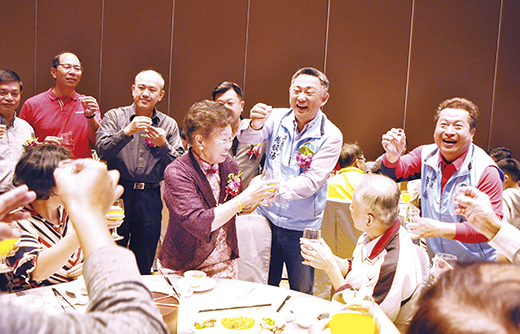 金門縣長楊鎮浯與社會處長董燊向模範老人敬酒,祝重陽節快樂。(楊水詠攝)